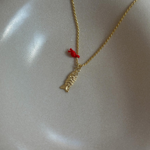 Kırmızı İpli Minik Balıklı Kolye - 925 Ayar Gümüş