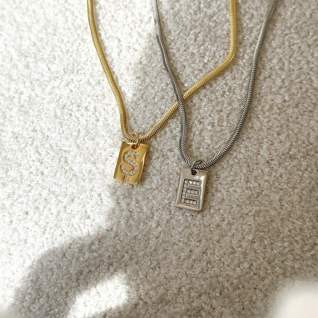 Yassı Zincirli Taşlı Harfli Plaka Kolye - 925 Ayar Gümüş